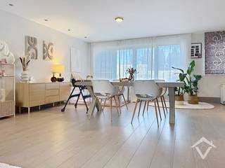 Dit instapklaar ruim appartement op de 1ste verdieping bestaat uit: woonkamer (voorzien van pelletkachel) met open volledig geïnstalleerde keuken - nachthal - toilet - 3 slaapkamers - badkamer - ruim zongericht terras van maar liefst 33 m².<br /><br />Veel parkeermogelijkheid. Afzonderlijke fietsenberging op het gelijkvloers.