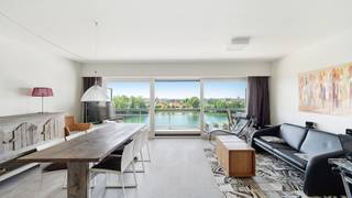 Op wandelafstand van zee en strand te Knokke-Heist verkopen we dit ruim appartement (104m²) met drie volwaardige slaapkamers, twee badkamers en terrassen voor- en achteraan. Gelegen op de zesde verdieping geniet u hier van een prachtig open uitzicht op het meer, zowel vanuit de lichtrijke leefruimte als vanop het zongerichte terras.<br /><br />Indeling: inkomhal met toilet en vestiaire, brede leefruimte met grote raampartijen en toegang tot het zonnige terras aan de voorzijde, ingerichte keuken, nachthal, drie volwaardige, comfortabele slaapkamers, twee badkamers, tweede terras aan de achterzijde.<br /><br />Algemeen: instapklaar appartement, kwalitatieve materialen, uniek uitzicht, goedgekeurd elektriciteitsattest,.... <br /><br />Binnenzwembad en privéstrand.<br /><br />Laguna Beach is een privé domein van ruim 6 ha op wandelafstand van de Zeedijk en het Directeur-Generaal Willemspark.<br /><br />Bezoeken? Graag na afspraak met Avantimmo op het nummer 050 62 50 55