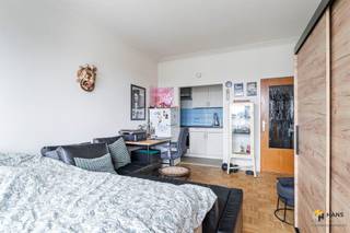 <p><span>Deze studio geniet van een centrale ligging tussen het Centraal Station en Berchem-Station, ideaal voor wie zich vlot met het openbaar vervoer wil verplaatsen. Ook met de wagen en de fiets zit je hier goed: de snelweg en de stadsrand zijn snel bereikbaar en in de buurt vind je verschillende velo-stations. Een uitstekende uitvalsbasis voor wie centraal en praktisch wil wonen.</span></p><p><span>De lichtrijke studio bevindt zich op de bovenste verdieping van een gebouw met acht verdiepingen. De vaste kosten bedragen €100/maand en omvatten onder andere warm en koud water, verwarming (op gas), lift en het onderhoud van de gemene delen.</span></p><p><span>Momenteel is de studio verhuurd aan €590/maand (exclusief vaste kosten), wat het ook interessant maakt als investering. De elektriciteit is conform en de aluminium ramen zijn voorzien van dubbele beglazing.</span></p><p><span>De indeling is praktisch en efficiënt: een uitgestrekte inkomhal met ingemaakte vestiairekast, een badkamer (3 m²) met ligbad/douche, lavabo en toilet, en een lichtrijke leefruimte met aansluitende keuken, samen goed voor circa 23 m².</span></p><p><span>Ben je op zoek naar een betaalbare studio op een centrale ligging of een interessante investering? Mis deze kans niet! Bewoonbare opp. 36 m² – ref.: bruto vloeropp. Voor meer info of een gratis schatting surf naar </span><span><span>www.hansimmo.be</span></span></p><p><span> </span></p>