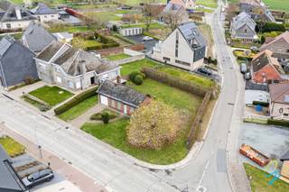 <p>Op zoek naar een gezellige woning met uitstekende bereikbaarheid? Deze charmante open bebouwing ligt op minder dan 100 meter van het station van Schendelbeke, met een rechtstreekse verbinding naar Brussel — ideaal voor pendelaars!</p>
<p>De woning bevindt zich volledig op het gelijkvloers en biedt een praktische indeling met 1 à 2 slaapkamers. De badkamer werd recent vernieuwd.</p>
<p>Dankzij de centrale verwarming op gas (met vernieuwde ketel) én een extra lucht/lucht warmtepomp geniet u hier van energiezuinig en flexibel verwarmen en koelen. Bovendien is de woning voorzien van PVC-ramen met dubbel glas en werd de zoldervloer geïsoleerd. Het dak is in goede staat.</p>
<p>De woning is volledig omringd door tuin, wat zorgt voor een aangename buitenruimte. Er is een oprit met parkeermogelijkheid en een inpandige garage. Die garage is momenteel ingericht als tweede kamer maar eenvoudig terug om te vormen naar garage. Daarnaast is nog een praktisch tuinhuis voor extra bergruimte.</p>
<p>Kortom, een compacte maar veelzijdige woning, ideaal voor starters, alleenstaanden of koppels die rustig willen wonen met vlotte verbindingen.</p>
<p>Interesse? Neem snel contact op voor een bezoek met Jordi 0477/32.61.53</p>