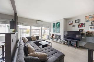 <p></p><p>I<strong>nstapklaar Appartement met Terras, Garage en Gemeenschappelijke Tuin in Groene Neerlandwijk</strong></p><p> </p><p></p><p></p><p>In de rustige en groene Neerlandwijk van Wilrijk vindt u dit verzorgd appartement op de vierde verdieping van een goed onderhouden gebouw. Dankzij de lift of trap bereikt u vlot het appartement, waar u zich meteen welkom voelt in de lichtrijke leefruimte.</p><p></p><p>De gezellige living loopt naadloos over in de eetruimte en open keuken, uitgerust met alle nodige toestellen. Een schuifraam verbindt deze ruimte met het westgerichte terras, perfect om te genieten van de avondzon. In de zomer houdt een airco het fris, in de winter zorgt een pelletkachel én een recente gascondensatieketel (2022) voor behaaglijke warmte.</p><p> </p><p></p><p></p><p>Het appartement beschikt over een ruime slaapkamer en een kinderkamer, beide voorzien van ingemaakte kasten. De badkamer is stijlvol afgewerkt met een regendouche, lavabomeubel en aansluitingen voor wasmachine en droogkast.</p><p> </p><p></p><p></p><p>Extra troeven zijn de hoogrendementsbeglazing in PVC met vliegenramen en een privatieve kelderberging. </p><p>Er is een autostaanplaats in de garage met automatische poort aan te kopen voor 15.000 euro. </p><p>Als kers op de taart is er een gemeenschappelijke tuin die vrij te gebruiken is, ideaal om tot rust te komen.</p><p> </p><p></p><p></p><p>De Paviljoenlaan ligt in het hart van de geliefde Neerlandwijk: een rustige woonomgeving met veel groen. Tegelijk geniet u van een uitstekende bereikbaarheid, vlak bij winkels, scholen, openbaar vervoer en belangrijke invalswegen richting Antwerpen en de Ring. Ook het Park van Eden en het Neerhofke bevinden zich op wandelafstand.</p><p> </p><p></p><p></p><p></p><p><strong>TROEVEN</strong></p><p>+ Lichtrijke leefruimte met open keuken</p><p></p><p>+ Zonnig, westgericht terras</p><p></p><p>+ Airco én pelletkachel</p><p></p><p>+ Recent vernieuwde gascondensatieketel (2022)</p><p></p><p>+ Garage met autostaanplaats</p><p></p><p>+ Gemeenschappelijke tuin in een rustige omgeving</p><p></p><p></p>