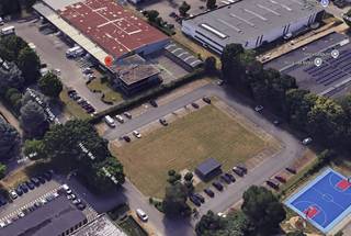 <p>Strategisch gelegen parkeerterrein van ca. 6.185 m², momenteel volledig ingericht met 133 parkeerplaatsen. Dankzij de ligging in Zaventem, nabij Brussels Airport en de belangrijkste verkeersassen (E40, E19, R0), is het terrein uitermate geschikt voor onder meer shuttleparking, personeelsparking of tijdelijke stockage van voertuigen.</p>
<p><strong>Troeven:</strong></p>
<ul>
<li>Perceeloppervlakte: ca. 6.185 m²</li>
<li>133 aangelegde parkeerplaatsen</li>
<li>Onmiddellijk beschikbaar</li>
<li>Vlotte bereikbaarheid via E40/E19/R0 en de luchthaven van Zaventem</li>
<li>Flexibel inzetbaar in functie van uw activiteit</li>
</ul>
<p><strong>Modaliteiten:</strong></p>
<ul>
<li>Huurtermijn: maximaal 2 jaar</li>
<li>Huurprijs: op aanvraag, in functie van het beoogde gebruik</li>
<li>Opgelet: in Zaventem kan een gemeentelijke retributie op parkeerplaatsen van toepassing zijn, afhankelijk van het gebruik</li>
</ul>
<p>Interesse of meer informatie? Contacteer ons vrijblijvend op <strong>02.462.32.00</strong>.</p>
