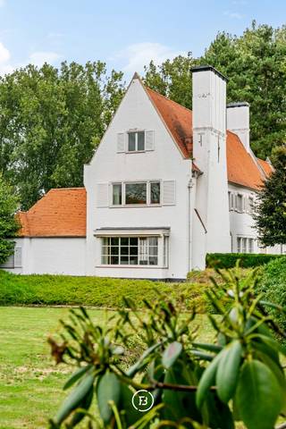 Deze karaktervolle villa, ontworpen door architect Luc Vierin, bevindt zich op een uitzonderlijk domein van maar liefst 1,33 hectare. De woning ademt ruimte, licht en privacy, met royale leefruimtes en een tijdloze architectuur. Hier woon je omringd door groen met een prachtig uitzicht op de tuin en vijver.<br /><br />Mits opfrissing, biedt de woning een unieke kans om uw droomwoning te creëren op een toplocatie met vlotte bereikbaarheid. Authentieke elementen en het sterke architecturale karakter vormen de ideale basis voor een stijlvolle herinterpretatie naar hedendaags comfort.<br />Binnenin word je verwelkomd in een ruime inkomhal die leidt naar een lichtrijke living, aangevuld met een aparte biljart- of speelzaal en een gezellige eetplaats. De keuken met bijkeuken biedt tal van mogelijkheden. Verder beschikt de woning over vijf volwaardige slaapkamers, twee badkamers en twee douchekamers. Ook aan bergruimte geen gebrek, met kelder, zolder en dubbele garage.<br />Buiten strekt zich een prachtig aangelegde tuin uit met vijver en bos.<br /><br />Kortom, een zeldzame opportuniteit voor wie op zoek is naar ruimte, karakter en potentieel.