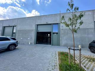 Unité PME nouvellement construite de 324 m² avec 108 m² de mezzanine à louer, fantastiquement située le long et avec visibilité de la très...