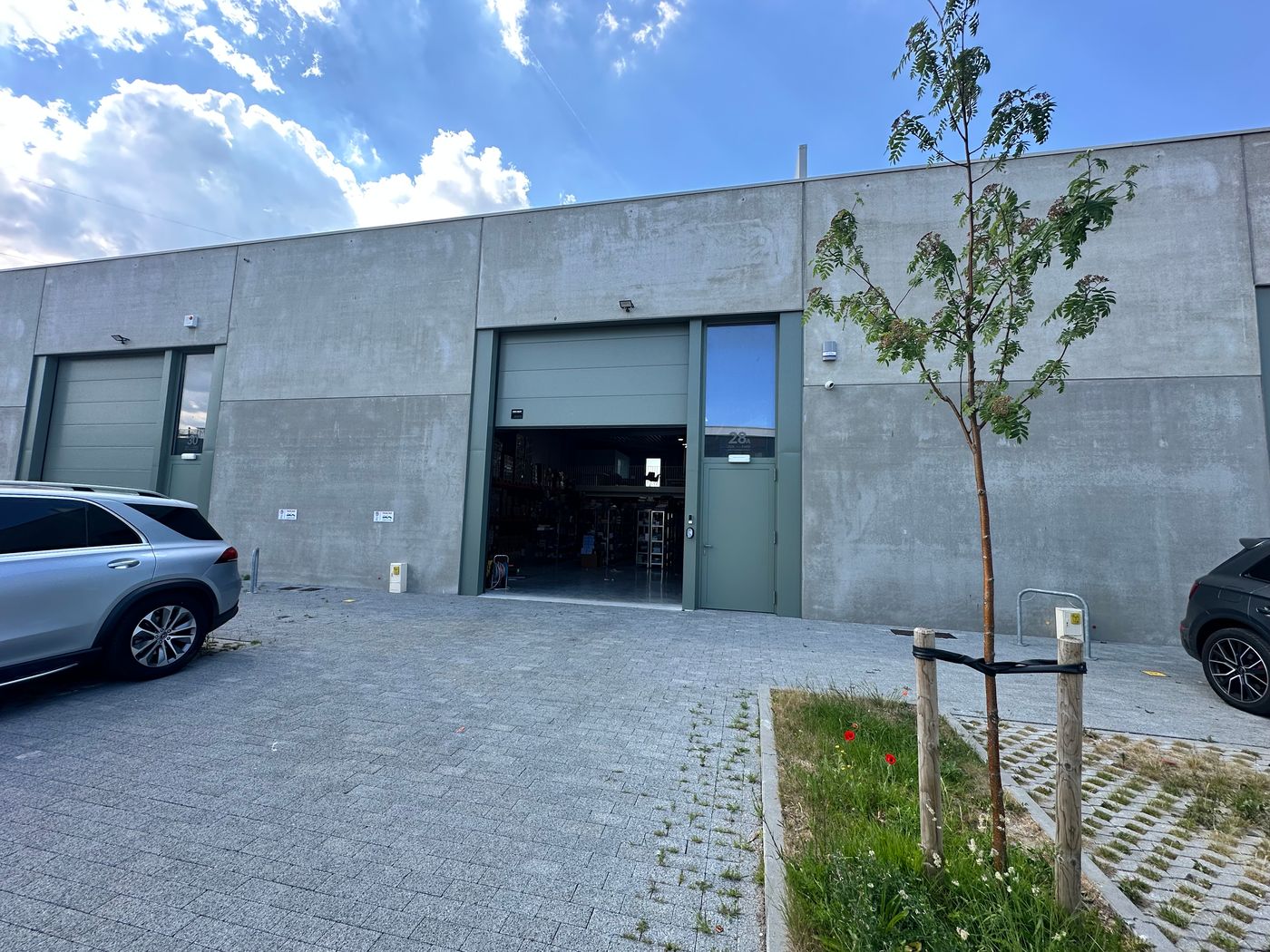 Unité PME de 324 m² avec mezzanine de 108 m² à côté du R0 - photo 1