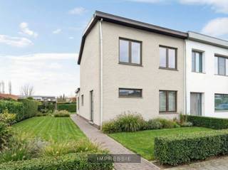 We treffen deze op te frissen halfopen woning op de hoek van de Vijverlaan en de Strepestraat, in een rustige en kindvriendelijke wijk...