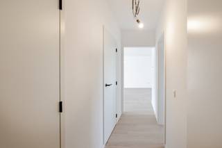 Welkom in Erembodegem, in het nieuwbouwproject aan de Brusselbaan 47. Het gebouw telt acht appartementen en beschikt over een lift en een fietsenstalling. De ligging is praktisch: de bushalte van De Lijn ligt voor de deur, het station van Erembodegem is op enkele minuten en de oprit van de E40 is vlakbij. Scholen, winkels en andere voorzieningen vind je in de buurt, en het centrum van Aalst bereik je snel.Het aanbod is gevarieerd. Er zijn appartementen met 1, 2 en 3 slaapkamers, van ca. 57 m² tot ca. 141 m², en elk appartement heeft een eigen indeling en een eigen buitenruimte. Op het gelijkvloers horen een terras en een private tuin bij de woning, op de verdiepingen een terras. De twee duplexen op de bovenste verdiepingen verdelen hun leefruimte en slaapkamers over twee niveaus. Parkeren kan op een staanplaats of in een garage, die je apart bij je appartement koopt.Het comfort is up-to-date. Alle appartementen worden gebouwd met de nieuwste technieken voor isolatie, ventilatie en energiezuinigheid, zodat het binnenklimaat het hele jaar aangenaam blijft en je energieverbruik laag is. De keuken richt je zelf in, met een budget van 15.000 excl. btw. Zo kies je zelf de stijl en de toestellen.Interesse in een van de appartementen? Vraag meer informatie aan, dan overlopen we samen de mogelijkheden en de prijzen.Aankoop aan 6% btw mogelijk.Sommige beelden werden met AI bewerkt en zijn louter informatief.