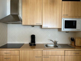 Ruime studio met frontaal zeezicht op de 5de verdieping met lift.Indeling: Er is een dubbel uitklapbed in de living en een uitklap stapelbed in de...