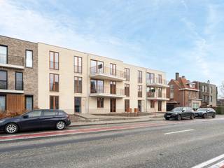 Gelegen op een uitstekende locatie in Brasschaat - Mariaburg, bevindt zich dit stijlvol afgewerkte hoekappartement met een privatief terras. Het appartement maakt deel uit van een kleinschalig en duurzaam nieuwbouwproject, nl. residentie BO.<br /><br />Bij het betreden van het appartement komt u via de inkomhal/nachthal in de verschillende ruimtes. Hier is ruimte voorzien voor een vestiaire en een apart toilet.<br />De woonkamer met open keuken vormt het hart van het appartement. De keuken is afgewerkt met fineerhouten fronten en een dekton werkblad, en uitgerust met kwalitatieve toestellen zoals een combi-oven, inductiekookplaat met geïntegreerde dampkap, vaatwasser en koelkast. Dankzij de grote raampartijen geniet de leefruimte van een aangename lichtinval en rechtstreeks toegang tot het zuidwestgericht terras. <br /><br />De woonkamer is voorzien van een tegelvloer met vloerverwarming, wat zorgt voor een aangenaam en energiezuinig binnenklimaat. Verder beschikt het appartement over twee slaapkamers, een praktische berging, en een badkamer uitgerust met een moderne inloopdouche en lavabomeubel. <br /><br />Technisch is het appartement volledig toekomstgericht: een privatief ventilatiesysteem, vloerverwarming, individuele zonnepanelen en een warmtepomp zorgen voor een zeer laag E-peil.<br /><br />Troeven:<br />+ Nieuwbouw met hoogwaardige afwerking<br />+ Vloerverwarming op warmtepomp<br />+ Zonnepanelen en ventilatiesysteem D<br />+ Ruim terras aan de leefruimte<br />+ Twee slaapkamers<br />+ Energiezuinig en toekomstbestendig<br />+ Lift in het gebouw<br />+ Mogelijkheid tot aankoop van carport(s)<br /><br />Dit appartement is ideaal voor eigen bewoning of als investeringsvastgoed, mede dankzij het verlaagde btw-tarief van 6% in het kader van sloop en heropbouw.