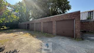 Afgesloten garagebox met ruime toegang.<br /><br />Huurwaarborg gelijk aan 3 maanden huur.<br /><br />Beschikbaar.