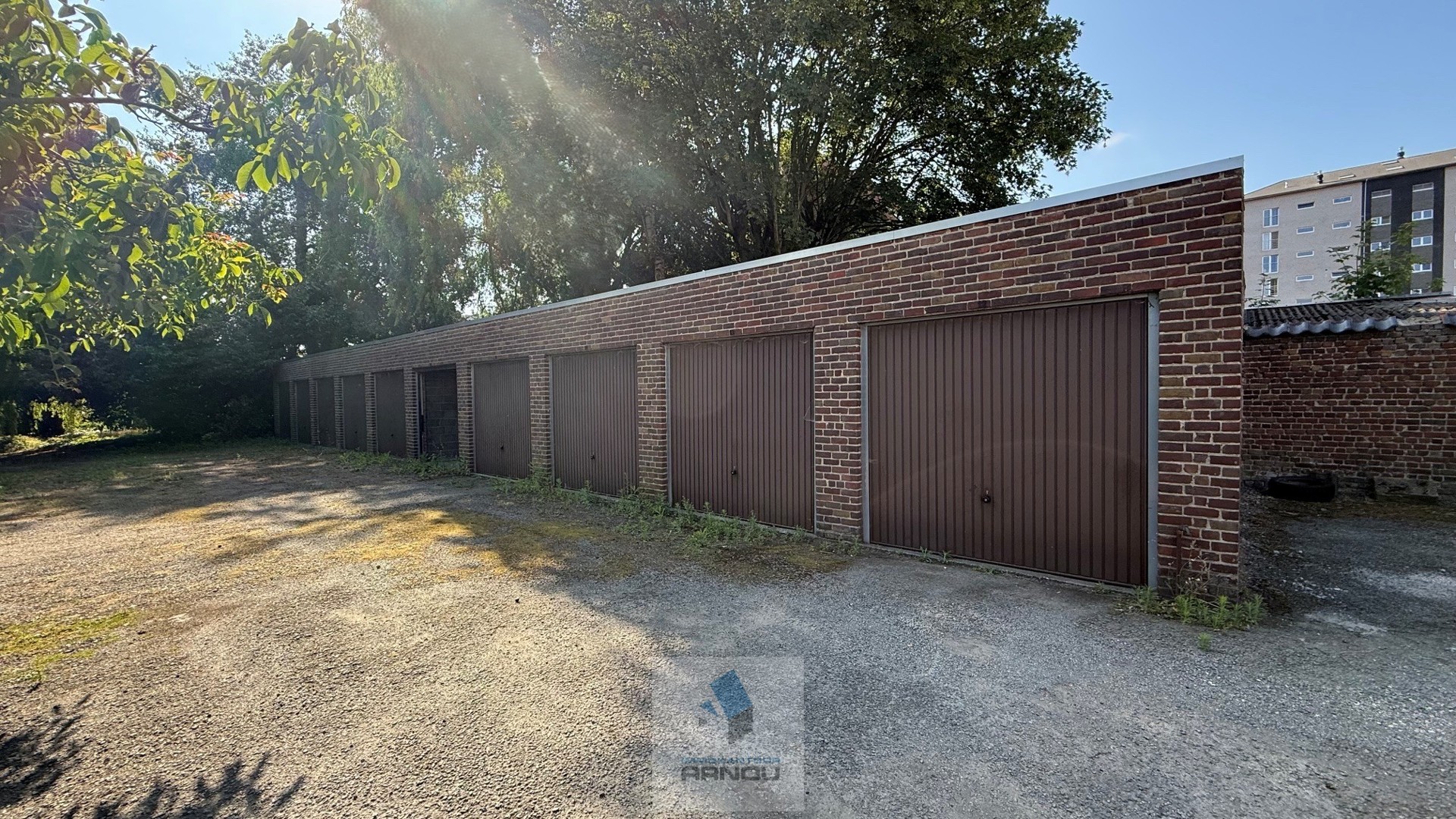 Afgesloten garagebox met ruime toegang.Huurwaarborg gelijk aan 3 maanden huur.Beschikbaar.