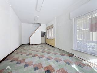 <p>Uniek gelegen woning in het centrum van Roeselare bestaande uit een lichtrijke leefruimte met eet-en zithoek, ruime keuken, koer/stadstuin en een garage met zolderruimte. Op de 1<sup>ste</sup> verdieping is een grote slaapkamer, ruime overloop met mogelijkheid tot het inrichten van de badkamer en een vaste trap naar de grote zolderruimte die kan ingericht worden met 2 slaapkamers. Deze hoekwoning is op een steenworp van de Grote Markt en biedt tal van mogelijkheden.</p>
<p></p>
<p>Extra troeven:</p>
<ul>
<li>Unieke locatie</li>
<li>Voorzien van dubbele beglazing (PVC)</li>
<li>Grote droge kelder</li>
<li>Hoekwoning met uitweg via garage + zijpoortje</li>
<li>Op wandelafstand van scholen, allerlei winkels, het station en de grote markt van Roeselare</li>
</ul>
<p></p>
<p>Deze woning is te koop ZONDER makelaar via het concept van Smart Houses! Wenst U verdere inlichtingen of bezoek? Contacteer rechtstreeks de eigenaar via 0478/21.60.88</p>