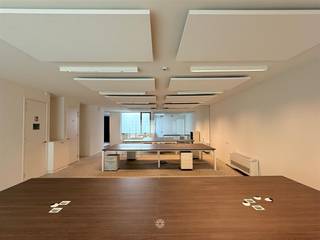 <p><span>DESTELBERGEN - Instapklare kantoorruimte van 205 m²</span></p><p><span> </span></p><p><span>Op de Dendermondesteenweg 333B in Destelbergen bevindt zich deze moderne kantoorruimte van 205 m². Dankzij de centrale ligging met uitstekende bereikbaarheid via de R4, N70 en E17, én de constante passage langs de steenweg, is dit een absolute toplocatie voor uw kantoor. </span></p><p><span> </span></p><p><span>De indeling omvat een ruime open kantoorruimte, 2 afzonderlijke vergaderzalen, een volledig uitgeruste keuken, toiletten en een technische berging. Voor het gebouw zijn bovendien 3 private parkeerplaatsen voorzien. </span></p><p><span> </span></p><p><span>Troeven: </span></p><ul><li><span>Strategische locatie met veel passage </span></li><li><span>205 m² kantoorruimte met moderne indeling </span></li><li><span>Meubilair inbegrepen (bureaus) </span></li><li><span>Akoestische panelen</span></li><li><span>Airconditioning</span></li><li><span>Voldoende parkeergelegenheid </span></li></ul><p><span> </span></p><p><span> </span></p><p><span>Praktisch: </span></p><ul><li><span>Huurprijs: 1.950,00 euro/maand </span></li><li><span>Provisie gemeenschappelijke kosten: nog te bepalen</span></li></ul><p><span> </span></p><p><span>Ondernemen op strategische locatie in Destelbergen? Contacteer Axel Lenaerts makelaars voor meer info. </span></p>