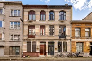 <p><strong>Prachtig authentiek herenhuis met 5 slaapkamers in <em>upcoming</em> buurt</strong></p><p><strong>Lekker uitpakken? Dat doe je in dit magnifieke herenhuis, waar authentieke charme en hedendaags comfort hand in hand gaan. Van de statige gevel met dubbele houten deur en de inkomhal met authentieke vloer tot de hoge plafonds, lichtrijke ruimtes en groene stadstuin: hier word je instant verliefd. Met vijf slaapkamers, een ruime badkamer en leidingen klaar voor een tweede badkamer, is er ruimte zat. Ook energetisch zit je goed: de achtergevel is geïsoleerd en het dak werd volledig vernieuwd én geïsoleerd. Zo geniet je van extra comfort en zit je er ook op koude dagen warmpjes bij! Kom binnen...</strong></p><p><strong>Wauw-gevoel in alle ruimtes</strong></p><p>‘Och zot!’, die kreet ontsnapt je sowieso in elke ruimte. Want ja, het authentieke karakter en de perfecte mix van originele elementen en modern comfort is hier best <em>zotjes</em>. Zet één voet in dit toppand en je energie gaat naar <em>sk</em>y<em>high</em>. Hoe? Dankzij de kleurrijke tegels in combinatie met het hoge plafond, de mooie trap en de houten muurdetails in de inkomhal natuurlijk. Je kunt er zelfs je fietsen vlotjes in parkeren.</p><p>Via de ruime, statige living met eikenhouten vloer, wondermooie schouw en de prachtige tussendeur beland je in de volledig geïnstalleerde, moderne open keuken met natuursteen. Die heeft niet alleen massa’s ruimte,kasten én daglicht door de grote lichtstraat maar ook een unieke <em>view</em> op jouw groene stadsoase.</p><p><strong>Zes kamers, plek zat</strong></p><p>Met vijf slaapkamers is er ruimte in overvloed. Ook op vlak van sanitair zit je goed. De badkamer op de eerste verdieping werd in 2021 volledig vernieuwd en is een <em>picture perfect</em> badkamer, met een grote inloopdouche, een heerlijk bad, dubbele lavabo en toilet. Dankzij het raam geniet je hier bovendien van heerlijk natuurlijk licht! Achter de badkamer schuilt bovendien een handige wasberging.</p><p>De slaapkamer op de eerste verdieping is de suite onder de slaapkamers: grote ramen, een balkon, houten vloeren en een dressing met ruimte voor kleerkasten. Op de tweede verdieping vind je nog twee slaapkamers met hoge ramen, schouwmanteltjes en een warme houten vloer. Op de tussenverdieping is er een extra bureauruimte met daarachter de mogelijkheid voor die tweede badkamer. En helemaal bovenaan zijn er nog eens twee ingerichte zolderkamers. Ideaal als slaapkamer, speelruimte, atelier of extra bureau...</p><p><strong>De levendige buurt is si bon</strong></p><p>Wonen in een upcoming buurt? Da’s elke dag iets nieuws ontdekken! Van een heerlijke Libanese hap bij Si Bon tot een koffietje in Butchers Coffee. En voor wat groen moet je in het Rivierenhof of Park Spoor Noord zijn!</p><p>Tot slot is de woning volledig onderkelderd. Er vonden al heel wat energetische renovatiewerken plaats, waardoor je er warmpjes bij zit: zo werd de achtergevel en het dak recent geïsoleerd, het dak inclusief dakpannen is spiksplinternieuw. In 2021 kreeg de elektriciteit een make-over en werd die volledig conform.</p><p>Zit je te popelen op je stoel? Kom in actie en stuur ons een mailtje via Antwerpen@ugly.be!</p>