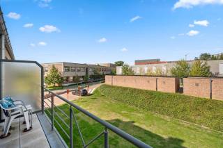 Dit ruime appartement in Tienen biedt een perfecte mix van comfort en een gunstige locatie. Het gebouw, gebouwd in 1995, beschikt over een bruikbare oppervlakte van 90 m². De lichte en goed ingedeelde ruimtes zorgen voor een aangename en huiselijke sfeer.<br /><br />Het appartement telt twee comfortabele slaapkamers, ideaal voor een gezin of als extra werkruimte. De functionele badkamer is uitgerust met alle nodige voorzieningen, wat het wooncomfort verhoogt. Bovendien maakt een aparte garageplaats en kelder dit aanbod extra aantrekkelijk in deze omgeving.<br /><br />De ligging is ideaal met scholen, het stadscentrum, bushaltes en winkels allemaal op korte afstand, waardoor u geniet van alle gemakken binnen handbereik. Deze rustige wijk combineert woonplezier met een centrale ligging en maakt dit appartement tot een waardevolle investering.