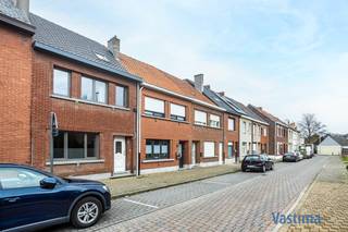 Ben je op zoek naar een woning waar je meteen je nieuwe leven kan beginnen? Gevonden!<br /><br />Deze recent gerenoveerde woning in Erembodegem combineert een uitstekende ligging met een warm thuisgevoel. Je woont hier op een boogscheut van het centrum van Erembodegem en Aalst, vlak bij supermarkten, scholen, openbaar vervoer en belangrijke invalswegen. Bovendien bevinden de natuurgebieden Kluizenbos en Osbroek zich op korte afstand, ideaal voor natuurliefhebbers én gezinnen die graag genieten van rust en buitenleven.<br /><br />De woning onderging heel wat renovaties zoals: Nieuw dak met dakisolatie / Veranda / Vloeren / CV Ketel / … EPC label C – 236 kWh/m²- geen renovatieplicht / Elektriciteit conform / CV op Aardgas – Gashaard / Asbestveilig / … Beperkt KI van 488,00 EURO.<br /><br />Bij het binnenkomen bereik je via de inkomhal het hart van de woning: een sfeervolle leefruimte die naadloos overgaat in de vernieuwde keuken. Dankzij de veranda-uitbouw baadt deze ruimte in natuurlijk licht, wat meteen een gevoel van ruimte en gezelligheid creëert. Via het schuifraam stap je zo de onderhoudsvriendelijke tuin in, waar een handig tuinhuis extra opbergmogelijkheden biedt – west georiënteerd. Verder op het gelijkvloers vind je de vernieuwde badkamer met douche, lavabo en toilet.<br /><br />Op de eerste verdieping wachten twee volwaardige slaapkamers, aangevuld met een extra kamer die je flexibel kan inrichten als bureau, dressing, kinderkamer of handige opbergruimte, alsook een ingebouwde kast op de overloop.<br /><br />De geïsoleerde zolder biedt nog de mogelijkheid om een bijkomende slaapkamer te creëren, perfect voor wie extra ruimte nodig heeft.<br /><br />Ben jij toe aan een gerenoveerde woning op een uitmuntende locatie met alle voorzieningen binnen handbereik? Wacht dan niet te lang en plan vandaag nog jouw bezoek.