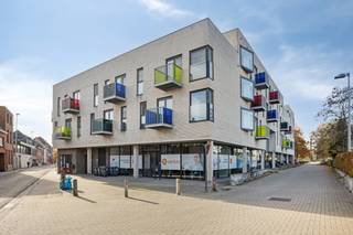 <span><span><span><strong><u>Recent appartement in centrum Herentals. </u></strong><br />Dit energiezuinig appartement bestaat uit inkom met gastentoilet, bergruimte/wasplaats, lichtrijke leefruimte met open geïnstalleerde keuken, ruime slaapkamer en badkamer met inloopdouche en lavabo.<br /><u>Bijzonderheden:</u><br />- Ondergrondse fietsenstalling<br />- Ondergrondse autostaanplaats aan te kopen aan 15.000 euro<br />- Vlakbij treinstation en openbaar vervoer<br />- Gemeenschappelijke kosten 107 euro (inclusief verbruik gas voor cv en warm water)<br />- Appartement momenteel verhuurd leefgoed, indien gewenst vrij op 6 maanden</span></span></span><br />