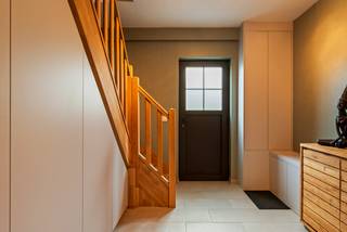 Deze degelijk gerenoveerde villa vinden we terug in het residentiële Heusden-Zolder op een prachtig perceel van 2265m². Het eigendom beschikt over ruime- lichtrijke leefruimtes, ruime leefkeuken, 4 à 5 slaapkamers, badkamer en bijgebouw voor 2 grote wagens/veel opbergmogelijkheden. <br />Een ideale in het groen gelegen gezinswoning op een boogscheut van Bolderberg en Viversel. Op en afritten autosnelwegen in nabijheid. We kunnen hier spreken over een instapklare woning met uniek zicht op de mooi aangelegde tuin, kortom een residentieel gelegen woning met enorm veel mogelijkheden.<br /><br />We betreden de woning via de leefruimte, waar de eetruimte en zitruimte op een aangename manier in elkaar overvloeien. Aansluitend bevindt zich de ruime leefkeuken, volledig uitgerust en met directe toegang tot het terras — ideaal voor gezellig tafelen binnen én buiten. Naast de keuken vinden we een praktische berging/ technische ruimte. Verder is er een extra leefruimte met een prachtig zicht op de tuin en een rechtstreekse doorgang naar buiten. Aan deze ruimte grenst een multifunctionele kamer, perfect in te richten als speelkamer, hobbyruimte of logeerkamer...<br />De hal met massieve trap beschikt over ingebouwde kasten die zorgen voor extra opbergruimte en een verzorgde uitstraling.<br />Op de verdieping bevinden zich vier slaapkamers, een bureauruimte die ideaal is voor thuiswerk, en een badkamer met douche, wastafel en ligbad. Daarnaast is er een apart toilet voorzien.<br /><br />Aansluitend aan de oprit, afgesloten met automatische toegangspoorten, bevindt zich een ruim multifunctioneel bijgebouw met een totale oppervlakte van ongeveer 170 m².<br />Het gebouw is uitgerust met twee grote automatische inrijpoorten, wat zorgt voor een vlotte toegankelijkheid voor wagens, bestelwagens of werkmateriaal. Binnenin is er voldoende open vloeroppervlakte voor diverse toepassingen.<br />Het bijgebouw is volledig onderkelderd, wat extra bergruimte of stockagecapaciteit biedt. Daarnaast beschikt het over een volledige stockagezolder, ideaal voor het opslaan van materialen, archieven of seizoensgebonden goederen.<br />Dankzij de solide constructie en de praktische indeling leent dit gebouw zich uitstekend voor zelfstandigen, vakmensen of kleine ondernemers die nood hebben aan extra werkruimte, atelier, opslag of een combinatie van beide.<br /><br />De ligging, rechtstreeks bereikbaar via de oprit met automatische toegangspoort, maakt het geheel bovendien bijzonder toegankelijk en functioneel.<br /><br />Buitengewone kenmerken;<br />- Zeer goed EPC B<br />- Regenwaterput (7000 l) voor beide toiletten<br />- Zonnepanelen<br />- Warmtepompboiler<br />- Overal nieuwe ramen, incl. veluxen<br />- Volledig gerenoveerd (nieuwe vloeren, nieuwe binnendeuren, nieuwe elektriciteit, nieuwe afvoeren, etc.)<br />- Dak volledig geïsoleerd<br />- Overal nieuwe verwarming<br />- Riolering volledig vernieuwd (alles gescheiden tot aan de collector op straat)<br />- Geboorde waterput (achter aan het tuinhuis) voor besproeien planten. Leidingen zijn getrokken tot in de garage en halfweg de tuin als aftappunten<br />- Garage van +- 170 m² bestaande uit drie verdiepingen en twee grote elektrische Hormann poorten + smeerput voor het werken aan wagens<br />- Volledig omheinde en volgroeide tuin met erg veel privacy<br />- Elektrische toegangspoort<br /><br />Bron EPC voor de bruikbare oppervlakte van 264m².