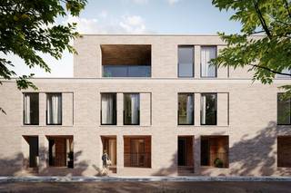 Ontdek ons nieuwste woonproject in het hart van Oostakker - Amandine: een uniek nieuwbouwproject dat niet alleen ruimte biedt aan een commerciële ruimte op de begane grond maar ook aan 9 moderne woonunits, inclusief 6 woningen en 3 appartementen. Deze woning beschikt op het gelijkvloers over een berging, inkom met toilet en vestiairekast, ruime lichtrijke woonkamer en keuken. op het eerste verdiep hebben we 3 slaapkamers, een badkamer met apart toilet en een ruime berging.