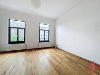 Cet appartement est situé au 2ème étage d'un immeuble sur le Boulevard d'Anvers à Bruxelles. Il offre un espace de vie confortable avec un...