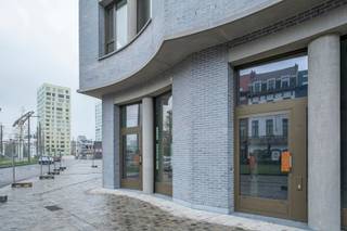 De handelsruimten van The London Residence liggen in de Cadixwijk, het kloppend hart van het Eilandje met een groen stadsplein en heraangelegde wegen. Een leefbare en <br />dynamische buurt die uitstekende troeven biedt om uw activiteiten verder uit te bouwen.<br /><br />The London Residence voorziet in een aantal fraaie, volledig naar smaak in te richten handelsruimtes die casco worden opgeleverd. De gunstige ligging zorgt voor zichtbaarheid en <br />garandeert een grote passage. De architectuur en afwerking van het gebouw geven het geheel extra uitstraling en karakter. Binnenin vormen de hoge plafonds en de mooie <br />glaspartijen de absolute blikvangers. De ruimtes zijn uitermate geschikt voor bv. speciaalzaken of boetieks, evenals voor kantoren of art galleries. Met een toplocatie en <br />de perfecte omkadering heeft dit prachtige pand alles in huis om uw onderneming te laten uitgroeien tot een bloeiende zaak.<br /><br />Verkoop onder het stelsel van registratierechten voor wat betreft het grondaandeel, BTW voor wat betreft de constructie.<br />Contacteer geheel vrijblijvend ons kantoor voor meer informatie of een bezoek ter plaatse en ontdek zo de verschillende mogelijkheden. <br /><br />Stedenbouwkundige inlichtingen: vg, gvv, wg, gvkr, gmo <br />P-score: A<br />G-score: A<br />EPB Startverklaring beschikbaar.