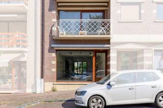 Dankzij de uitstekende zichtbaarheid, centrale ligging en vlotte bereikbaarheid vormt dit pand de ideale uitvalsbasis voor wie zijn zaak op de kaart wil zetten: perfect voor een winkel, showroom, kantoor, vrij beroep of dienstverlenend bedrijf.<br /><br />De grote raampartijen zorgen niet alleen voor overvloedig daglicht, maar ook voor een maximale etalage-impact die voorbijgangers meteen aanspreekt. Bovendien is er ruime parkeergelegenheid in de nabije omgeving — een zeldzaam voordeel in het centrum!<br /><br />Troeven op een rij:<br /><br />- 90m² bruikbare gelijkvloerse oppervlakte<br />- Absolute toplocatie in het centrum van Grimbergen<br />- Veel parkeermogelijkheden in de directe omgeving<br />- Grote raampartijen en uitstekende zichtbaarheid<br />- Flexibele indelingsmogelijkheden<br />- Geschikt voor uiteenlopende commerciële bestemmingen<br /><br />Een unieke kans voor ondernemers die op zoek zijn naar een stijlvolle en strategische locatie met uitstraling en groeipotentieel! <br /><br />Wenst u meer informatie en/of een bezoek? Contacteer olivia.laporte@dewaele.com of 02/744 18 88<br /><br /><br />Bestuursmaatregelen in het maatregelenregister: ja