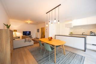 Voor verdere info of een vrijblijvende waardebepaling van uw eigendom: jordi.broes@homixx.be of 016 19 93 40.<br />Volledige tekst: www.homixx.be<br /><br />Met veel genoegen stellen wij dit lichtrijke, aangename en in 2018 gerenoveerde appartement aan u voor, met een bewoonbare oppervlakte van 123 m². <br />Deze uitstekend onderhouden eigendom in de regio Harmonie biedt een ideale combinatie van hedendaags wooncomfort en energiezuinigheid. <br />Bij het betreden van de woning komt u via de inkomhal met ingemaakte dressing terecht in de ruime leefruimte met een moderne open keuken. <br />De doordachte indeling omvat twee volwaardige slaapkamers (waarvan de master een ingebouwde dressing heeft en een kleinere kamer die momenteel als bureauruimte gebruikt wordt), een verzorgde badkamer en twee toiletten, wat het dagelijkse gebruiksgemak ten volle ondersteunt.<br />Daarnaast beschikt het appartement over een handige gemeenschappelijke kelderberging voor extra opslagruimte (fietsen en vuilbakken). <br />Buiten kunt u in alle rust genieten op het gezellige zuidgerichte terras. <br />Ook op het vlak van parkeergelegenheid woont u hier bijzonder praktisch: in de straat is er mogelijkheid tot het aanvragen van 2 parkeerplaatsen via een bewonerskaart. <br />De bereikbaarheid is zeer vlot, het centrum, alle winkels, scholen, restaurants, de ring en E19 zijn vlakbij. <br />Dankzij de gunstige EPC-score B geniet u bovendien van een energiezuinige en toekomstgerichte thuis.<br /><br />Troeven:<br /><br />- Gunstige EPC-score B voor energiezuinig wonen, elektriciteit conform, asbestveilig<br />- Lichtrijke leefruimte met open keuken en gezellig terras<br />- Inclusief gemeenschappelijke kelderberging en parkeermogelijkheden in de straat met bewonerskaart<br /><br />Graag tot snel voor een bezoek!