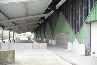 Het is gelegen op een terrein van circa 38.000m². In totaal beschikt deze site over 20.360m² opslagruimte en 500m² kantoorruimte- volledig omheind-...