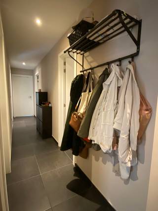 Dit rustig gelegen gelijkvloerse appartement telt 2 slaapkamers en een tuintje erachter. <br /><br />INDELING:<br />- Inkomhal<br />- Slaapkamer 1<br />- Toilet<br />- Badkamer<br />- Berging/wasplaats<br />- Slaapkamer 2<br />- Leefruimte met open keuken<br />- Fietsen-/ tuinberging<br />- Buiten is er een tuintje met terras.<br />- Aan de voorzijde is er parkeerruimte voor de fietsenberging en 2 parkeerplaatsen achter elkaar naast de carport. <br /><br />LIGGING:<br />- Het appartement is gelegen in een rustige en doodlopende straat, net buiten de drukte van het centrum van (Neer)pelt. <br />- Het is een kleinschalige blok met maar 2 appartement in: 1 op het gelijkvloers en 1 op de bovenverdieping.<br />- Daar het op 5 minuten wandelen van het centrum ligt bevinden zich winkels, scholen, horeca en openbaar vervoer tevens op wandelafstand. <br /><br />EXTRA TROEVEN:<br />- Er zijn geen gemeenschappelijke kosten.<br />- Door de zongerichte ruin en terras, geniet je hier optimaal van de zon. <br /><br />Meer weten?<br />Contacteer ons en we helpen je graag dichtblij verder!