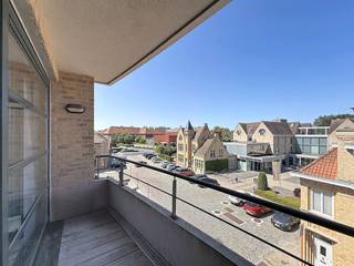Op zoek naar een comfortabel appartement te huur in het centrum van Ieper? Dit gezellige éénslaapkamerappartement is gelegen op de derde verdieping van residentie Arosa en combineert een rustige woonomgeving met een uitstekende centrale ligging.<br /><br />De Grote Markt, winkels, horecazaken en het openbaar vervoer bevinden zich allemaal op wandelafstand. Dankzij de aanwezigheid van een lift is het appartement bovendien vlot bereikbaar.<br /><br />INDELING<br />Verdieping +3:<br />- Inkomhal van 4,5 m² met afzonderlijk toilet<br />- Lichtrijke leefruimte van 27 m² met toegang tot het terras van 4,5 m²<br />- Keuken van 7,4 m²<br />- Praktische berging<br />- Slaapkamer van 12 m²<br />- Badkamer van 4,5 m² <br /><br />Gelijkvloers:<br />- Gemeenschappelijke fietsenberging<br /><br />==> Lift aanwezig!<br /><br />Ben je geïnteresseerd in dit pand te huur in Ieper? Surf dan naar de website www.dewaele.com, klik op de rode knop 'Bezoek aanvragen' en vul het huurdersprofiel in. Daarna nemen we contact op voor een bezoek