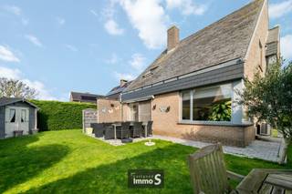 Gelegen in een residentiële rustige wijk te Oostende vindt u deze op te frissen villa.<br /><br />De woning beschikt over een lichtrijke leefruimte met zicht op de ZW-georiënteerde tuin en is voorzien van een praktische keuken met aparte eetplaats, 3 volwaardige slaapkamers en een ruime badkamer.<br />Buiten geniet u van de tuin waar het heerlijk vertoeven is in alle rust. Daarnaast beschikt de woning over een garage en oprit.<br />Winkels, scholen, openbaar vervoer en het stadscentrum bevinden zich in de nabije omgeving, alsook geniet u van een vlotte verbinding met de E40.<br /><br />Bent u op zoek naar een alleenstaande woning met ruimte en een goede ligging in Oostende? Contacteer ons voor een bezoek.<br /><br />(wg,vg,vv,gvkr,gmo, epc: E uc:3644585-1, P-score: D, G-score: B)