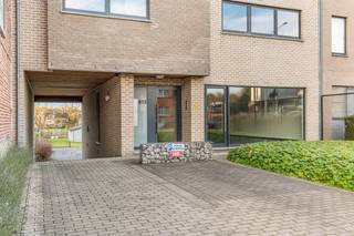 Deze goed gelegen en hoogwaardige afgewerkte handelsruimte kan oa dienst doen als showroom, burelen of voor het uitoefenen van een vrij beroep...