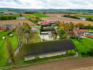 <strong>UITZONDERLIJKE EIGENDOM VAN 5.470 M² </strong>in Oudenaarde, perfect voor creatieve ontwikkelaars en investeerders. De <strong>VOORMALIGE MANÈGE</strong> biedt <strong>TAL VAN (DAGRECREATIE-)</strong><strong>MOGELIJKHEDEN</strong> voor <strong>ONTWIKKELING</strong>, dankzij de <strong>RUIME OPPERVLAKTE</strong> en <strong>STRATEGISCHE LIGGING</strong> dicht bij <strong>BELANGRIJKE VERKEERSADERS</strong> en de gekende heuvels in de <strong>VLAAMSE ARDENNEN</strong>. Voorzien van <strong>binnenpiste (25m x 50m)</strong>. Dit terrein combineert <strong>RUST EN BEREIKBAARHEID</strong>, Oudenaarde biedt bovendien een <strong>PRACHTIGE, NATUURLIJKE OMGEVING</strong>, ideaal voor zowel <strong>WONEN</strong> als ondernemen. Neem contact op voor meer <strong>INFORMATIE</strong> of een bezichtiging!<br /><br />Meer info op aanvraag!<br /><br />Adres: Kerzelare 100-102 te Oudenaarde