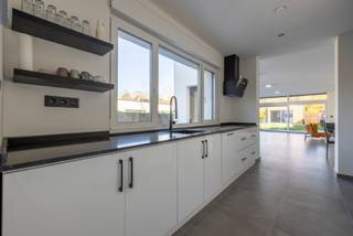 <p>In een rustige, groene omgeving van Heusden vinden we deze volledig vernieuwde en instapklare woning, die uitblinkt in licht, ruimte en moderne afwerking<br />Bij het binnenkomen komt u in de lichtrijke leefruimte. Dankzij de brede glaspartijen geniet je overal van een prachtig zicht op de diepe tuin. Aansluitend bevindt zich de moderne keuken, uitgerust met kwalitatieve toestellen. Gelijkvloers wonen is perfect mogelijk met een slaapkamer en eerste badkamer op de benedenverdieping.<br /><br />Op de verdieping bevinden zich verder nog twee ruime slaapkamers en een badkamer, ingericht met een ligbad en douche. <br /><br />De tuin vormt de grootste troef van deze woning. Het ruime perceel biedt volop privacy en mogelijkheden. Deze woning combineert een hoogwaardige afwerking met comfortabel wonen. Ze is rustig gelegen, maar toch dicht bij winkels, scholen en belangrijke verbindingswegen. Een ideale thuis voor wie ruimte, comfort en flexibiliteit zoekt in hartje Heusden.<br /><br />Meer informatie of een afspraak? <br /><br />Bel Ilhan: 0489 27 20 72 of mail ilhan@cornelis-goeman.be</p>