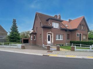 <p><span>To be renovated 3-front house with south facing garden in Steenokkerzeel</span></p><p><span>Looking for a home that you can decorate completely to your own taste? This charming 3-frontage house, built in 1958, offers numerous possibilities for those who are not afraid to roll up their sleeves.</span></p><p><span>The house is located on a plot of 7 are 7 ca and has a pleasant, south-facing garden where you can fully enjoy the sun and privacy.</span></p><p><span>On the ground floor you enter through the entrance hall with stairs to the second floor. From here you have access to the living space and the kitchen, which offers a nice view of the garden.</span></p><p><span>The second floor comprises a night hall with access hatch to the attic, two spacious bedrooms, a bathroom + a third, small room that could perfectly serve as an office or storage room. </span></p><p><span>With the installation of a fixed staircase, the attic also offers the possibility of creating an additional room.</span></p><p><span>Furthermore, the house is fully cellared, which provides additional storage space or hobby room. Next to the house is a detached garage.</span></p><p><span>Although the house is to be completely renovated, the windows have already been renewed and fitted with double glazing (1983).</span></p><p><span>In short, an ideal opportunity for those looking for a renovation project with potential on a beautiful location!</span></p><p><span> </span></p><p><span>Interested? Contact us today for a visit info.steenokkerzeel@co-immo.be!</span></p><p><span> </span></p>