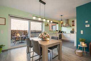 Deze recent gebouwde woning (2014) combineert hedendaags wooncomfort met een rustige, groene ligging in Kastel. Dankzij de solide betonnen...