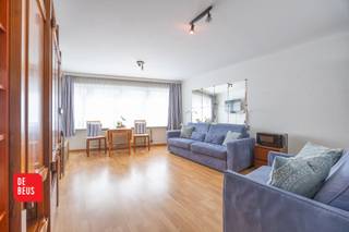 - Gemeubeld<br />- Zéér verzorgd &amp; instapklaar<br />- Topligging, pal aan Jachthaven <br /><br />Op zoek naar een instapklare studio op toplocatie?<br />Deze gemeubelde studio op de 2de verdieping in residentie 't Kraainest ligt in het centrum van Oostende, vlakbij de jachthaven en op wandelstanden van het openbaar vervoer, de zee en het strand, talrijke boetieks, supermarkten en restaurants, ...<br /><br /><strong>Indeling</strong>: inkom, gezellige woonkamer die geniet van lateraal zicht naar de Jachthaven, eetplaats, ingerichte keuken, badkamer met ligbad, wastafel en toilet.<br />Deze studio wordt gemeubeld aangeboden. <br /><br />Of je nu op zoek bent naar een eigen stek aan zee of een slimme investering, deze studio biedt het allebei.<br />Deze studio combineert de charme van wonen aan zee met alle comfort van een stadse ligging.<br /><br />EPC 142/kWh - elektriciteit conform gekeurd <br /><br />Alle info en bezoeken via Immo De Beus 059 510 300