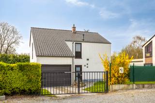 Bent u op zoek naar een vrijstaande gezinswoning waar u uw eigen stempel op kunt drukken, zonder u zorgen te maken over de zwaarste kosten? Dan is deze charmante woning aan de Moortebeekstraat 57 te Dilbeek exact wat u zoekt.<br /><br />Ruimte voor het hele gezin<br />Met een bewoonbare oppervlakte van circa 150 vierkante meter en een prachtig perceel van maar liefst 617 vierkante meter, biedt dit pand een zee aan ruimte. De verrassend grote indeling telt onder meer vijf volwaardige slaapkamers en een badkamer, wat deze eigendom de ultieme uitvalsbasis maakt voor grote of nieuw samengestelde gezinnen.<br /><br />Grote structurele werken reeds uitgevoerd<br />De woning is binnenin deels te renoveren, wat u de fantastische kans geeft om de afwerking en het interieur volledig af te stemmen op uw eigen smaak en wensen. Het absolute pluspunt van deze eigendom is echter dat de belangrijkste en duurste investeringen reeds voor u zijn gedaan: zowel het dak als de verwarmingsinstallatie werden zeer recent volledig vernieuwd. U vertrekt dus vanuit een uiterst solide, deels vernieuwde basis met een enorme financiële gemoedsrust.<br /><br />Buitenleven en comfort<br />Aan de achterzijde geniet u van een aangename uitgestrekte tuin en een gezellig terras waar u in alle rust kan ontspannen. Verder ontbreekt het u niet aan parkeercomfort dankzij de ruime garage en de extra parkeerplaatsen op de oprit.<br /><br />Perfecte balans tussen rust en bereikbaarheid<br />De locatie is een ware troef. U resideert in een rustige en aangename straat, terwijl scholen, winkels en belangrijke verbindingswegen zich op een steenworp afstand bevinden. Hier combineert u een rustige leefomgeving moeiteloos met een perfecte bereikbaarheid.<br /><br />Stedenbouwkundige inlichtingen in aanvraag.<br /><br />📞 Meer info of een bezoek?<br />Contacteer Nils via:<br />✉️ nils.deblock@weinvest.be<br />📱 0497 248 251