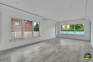 GERENOVEERDE WONING MET 5 SLAAPKAMERSDeze grondig gerenoveerde woning treffen we aan langs de Leverenweg in Neeroeteren. Van hieruit heb je een goede...