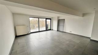 Dit appartement omvat een inkomhal, woonkamer met open keuken, slaapkamer, badkamer, apart toilet en ruim terras.Het appartement is gelegen in het...