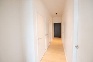 'Hèlen Park' is een nagelnieuw project met standing en uitstraling, gelegen op een belangrijke invalsweg te Waregem. <br /><br />Nieuwbouwappartement op de bovenverdieping (penthouse):<br />* 2-slaapkamerappartement (86m²) met terras van 18m², pal op het zuiden<br />* geen inkijk en zeer lichtrijk<br />* zeer kwalitatief afgewerkt: gezellige leefruimte met parketvloer en open, geïnstalleerde keuken <br />* badkamer voorzien van dubbele wastafel, inloopdouche en ligbad<br />* ruime berging/wasplaats en een afzonderlijk gastentoilet<br />* warmtepomp in combinatie met vloerverwarming, zeer energie zuinig.<br />* ventilatie TYPE D<br />* INCLUSIEF AUTOSTAANPLAATS<br /><br />Beschikbaarheid: onmiddellijk.<br />Syndickosten: €50/maand.<br /><br />Bereikbare ligging vlakbij station, centrum, ziekenhuis en supermarkten. <br />Voor meer info of een bezoek: immoroba.be