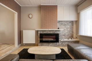 Ben je op zoek naar een praktische woning met veel potentieel in Melsele?Je komt binnen in de gezellige leefruimte  die mooi aansluit op de eetkamer...