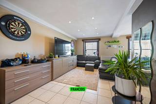 Gelegen op een boogscheut van de duinen te Bredene treffen we dit gezellige duplexappartement aan. Het pand is aangenaam lichtrijk en vormt de...