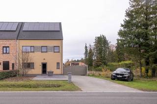 Instapklare, energiezuinige woning met 4 slaapkamersOntdek deze recente halfopen bebouwing uit 2016 in Wechelderzande, ideaal gelegen vlak bij de...