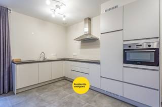 Deze prachtige assistentiewoning, gelegen op de eerste verdieping, is de perfecte plaats waar senioren zelfstandig kunnen wonen met toegang...