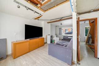 Ontdek deze rijwoning in Bredene! De woning vormt de ideale thuisbasis voor starters, alleenstaanden of koppels die op zoek zijn naar een instapklare woning met een grote tuin.<br /><br />Bij het binnenkomen wordt u verwelkomd in de inkomhal, die toegang biedt tot een lichtrijke leefruimte met een laminaatvloer en een gezellige pelletkachel die zorgt voor een aangename sfeer tijdens de koudere maanden. Aansluitend bevindt zich de uitgeruste keuken, voorzien van onder meer een inductiekookplaat, oven, microgolfoven, vaatwasmachine en aansluiting voor een wasmachine, waardoor u meteen over alle nodige comfort beschikt.<br />Op de eerste verdieping vindt u een ruime slaapkamer met aansluitende dressing en een verzorgde badkamer, uitgerust met een dubbele lavabo, toilet en elektrische boiler voor de warmwatervoorziening.<br />Buiten wacht een absolute troef van deze woning: de volledig omheinde tuin met ruim terras en praktisch tuinhuis biedt tal van mogelijkheden om in alle rust te genieten van het buitenleven.<br /><br />De woning is uitgerust met PVC-ramen met dubbele beglazing en behaalt een EPC-label D, waardoor er geen renovatieverplichting van toepassing is.<br /><br />Interesse? Contacteer ons en plan uw bezoek in!