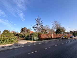 Bent u op zoek naar een bouwgrond voor een halfopen bebouwing met duidelijke mogelijkheden? Dit perceel van 485 m² biedt een uitstekende basis...