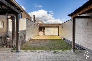 <p>TE KOOP IN BERLARE: Ontdek deze volledig instapklare woning gelegen op een rustige en aangename locatie in Berlare. Deze gezellige gezinswoning biedt met haar 4 kamers volop ruimte en mogelijkheden voor het hele gezin. De woning beschikt over een geïnstalleerde keuken en badkamer, waardoor je zonder grote renovatiewerken meteen kunt genieten van je nieuwe thuis. Ook buiten is het aangenaam vertoeven dankzij de gezellige tuin, ideaal om te ontspannen, te genieten van mooie zomeravonden of gezellig samen te zijn met familie en vrienden. Daarnaast beschikt de woning over een ruime garage, die niet alleen plaats biedt voor de wagen, maar ook extra bergruimte voorziet. Dankzij de rustige ligging, de praktische indeling en de aangename buitenruimte is deze woning ideaal voor gezinnen die op zoek zijn naar comfort, rust en voldoende ruimte. Een woning met een warme en gezellige uitstraling waar je je vanaf het eerste moment thuis voelt. <br /><br />Wenst u deze woning zelf te ontdekken? Voor meer informatie of het inplannen van een bezoek kunt u contact opnemen met Wolf via 0498 54 06 90 of via Wolf@cornelis-goeman.be</p>