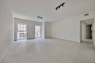 <p><span>LAATSTE APP. MET 2 SLKS, TERRAS </span></p><p><span> </span></p><p><span>In Saint-Servais een deelgemeente van de stad Namen treffen wij residentie Lisière aan. Een nieuwe woonbuurt gelegen nabij de prachtige natuur doch op een boogscheut van het levendige stadscentrum. Kortom hier brengt men werkelijk het beste van twee werelden samen. Door de perfecte ligging verplaatsen wij ons vlot naar lokale handelaars, supermarkten, kledingzaken, drank- en eetgelegenheden, scholen, ... Trek er op uit in de natuur, ontdek de citadelle of maak een wandeling langs de Samber of de Maas. </span></p><p><span> </span></p><p><span>Toegekomen aan de residentie ontdekken wij dit appartement gelegen op de tweede verdieping. Het appartement omvat een inkomhal, een leefruimte bestaande uit een zit- en eethoek met een tijdloze een volledig uitgeruste keuken. Grenzend aan de leefruimte is er een aangenaam terras. Via de leefruimte verplaatsen wij ons naar de nachthal die ons toegang geeft tot twee slaapkamers, de badkamer, een wasplaats en het afzonderlijk toilet. Nadat wij het appartement hebben ontdekt nemen wij de lift naar de kelderverdieping. Leuk detail is de aanwezigheid van een parkeerplaats die men kan huren aan 80,00 euro per maand.</span></p><p><span> </span></p><p><span>Troeven op een rij: </span></p><ul><li><span>Aangename buitenruimte</span></li><li><span>Energiezuinig nieuwbouwappartement</span></li><li><span>Parkeergelegenheid voor wagen (autostaanplaats te huren aan 80,00 euro/maand) & fiets</span></li></ul><p><span> </span></p><p><span>Opzoek naar een nieuwbouwappartement op een rustige locatie en op een steenworp van het levendige stadscentrum? Dan is dit appartement zeker een bezoekje waard! Vraag snel een bezoek aan via <span>info@pillar.estate</span></span><span> of contacteer één van onze medewerkers te bereiken op het nummer 03 3 695 695. </span></p><p><span> </span></p><p><span>Deze gegevens zijn louter ter informatieve titel. De vermelde oppervlaktes zijn slechts een indicatie. Pillar kan niet verantwoordelijk gesteld worden voor de juistheid van de aan haar verstrekte gegevens. </span></p><p><span> </span></p>