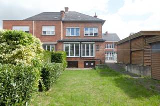 **VERHUUR IN EIGEN BEHEER**Immo3000 heeft een tof gerenoveerde 3-gevel woning mét tuin te huur in het centrum van Linden.Uitgerust met een volledig...